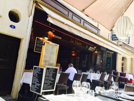 Petit déjeuner continental (14 EUR par personne)