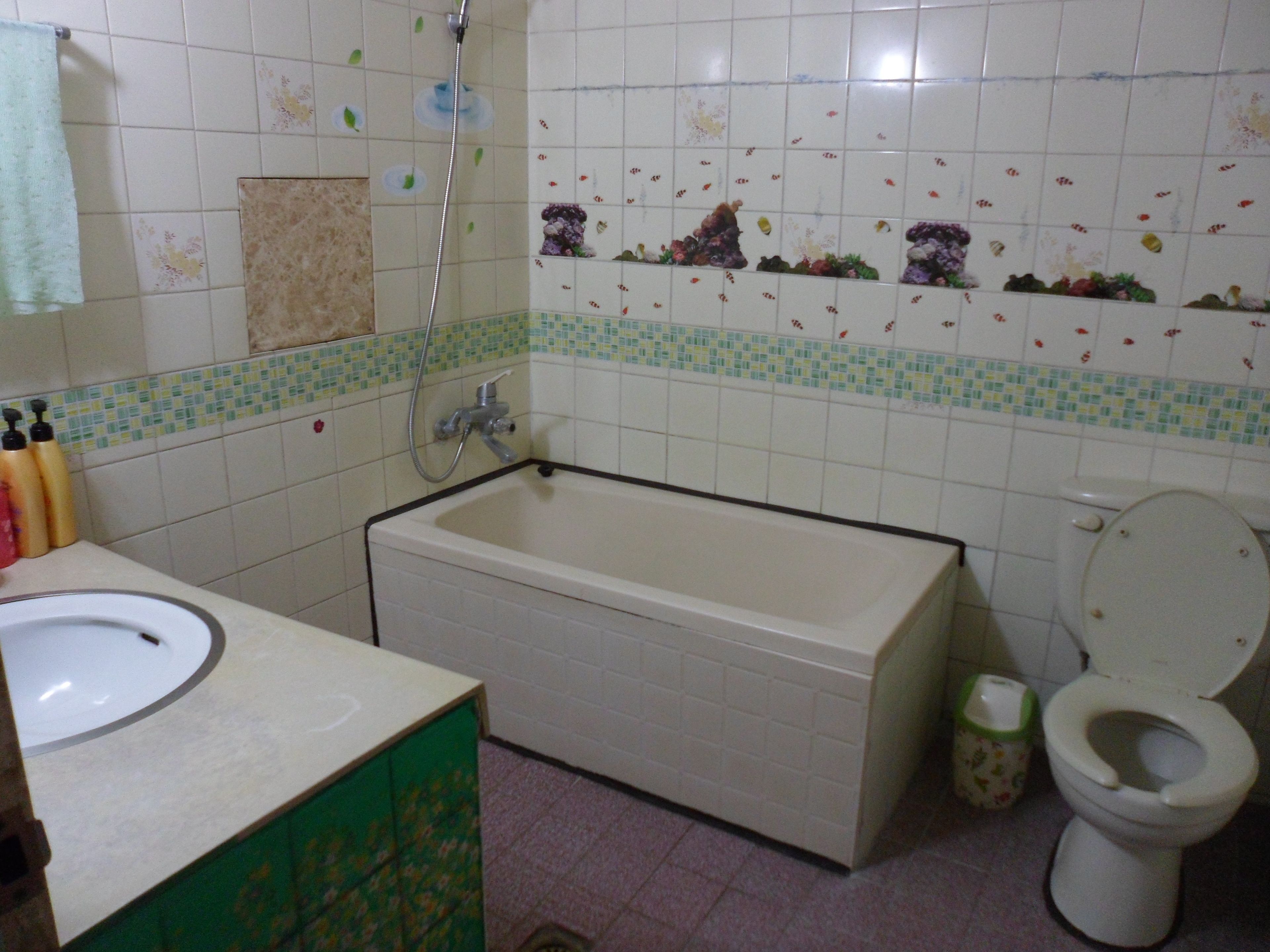 basic double room | bathroom | separate bathtub and shower, deep-soaking bathtub, free toiletries