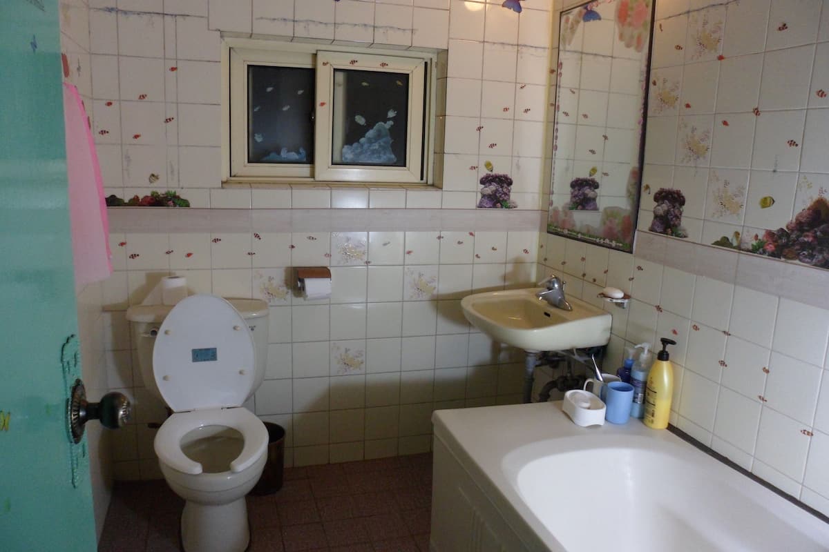 separate bathtub and shower, deep-soaking bathtub, free toiletries