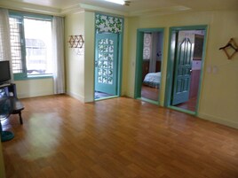 Apartamento, 3 habitaciones | Zona de estar | Una televisión LCD, suelo radiante