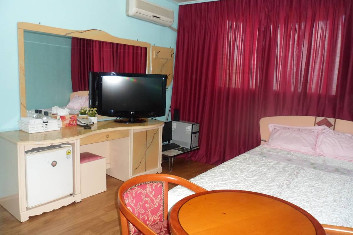 1 bedroom, blackout curtains, soundproofing, free wifi