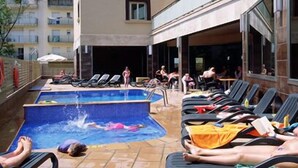 Outdoor pool, pool umbrellas, sun loungers - Tossa Beach Center (Tossa de Mar)