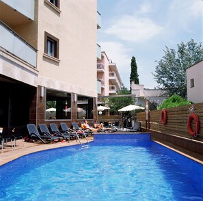 Outdoor pool, pool umbrellas, sun loungers - Tossa Beach Center (Tossa de Mar)