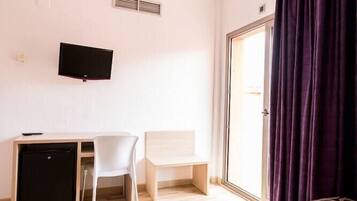 Caixa forta a l'habitació, escriptori, wifi i roba de llit