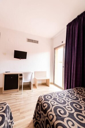 In-room safe, desk, WiFi, bed sheets - Tossa Beach Center (Tossa de Mar)