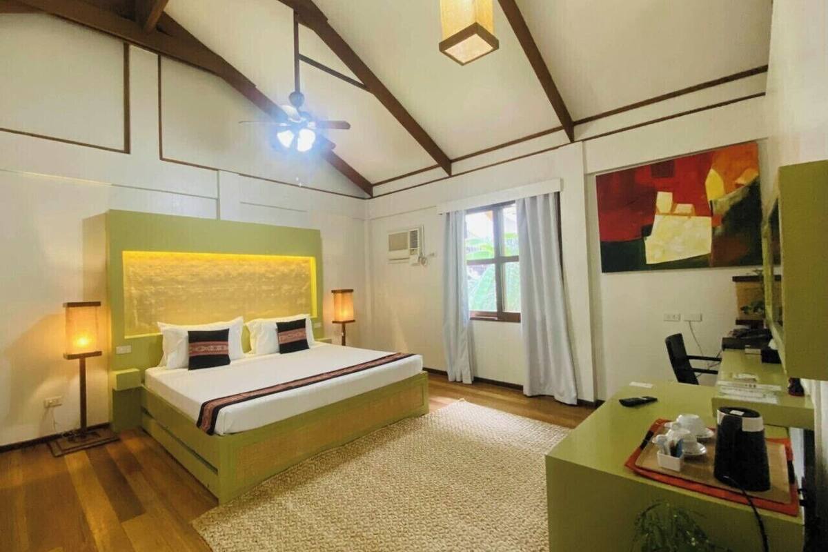 deluxe room, pool view | premium bedding, minibar, in-room safe, desk