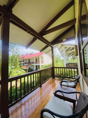 Deluxe kamer, uitzicht op zwembad | Luxe beddengoed, een minibar, een kluis op de kamer, een bureau