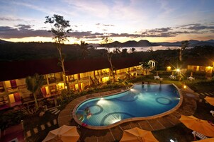 Una piscina al aire libre