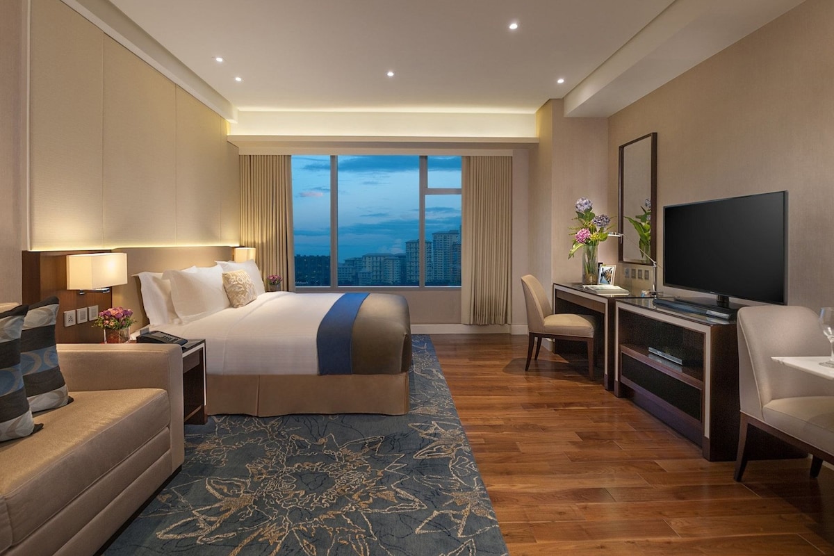 Hypo-allergenic bedding available, minibar, in-room safe, soundproofing