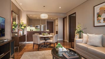 Una sala moderna con sofá, mesa de centro y comedor.