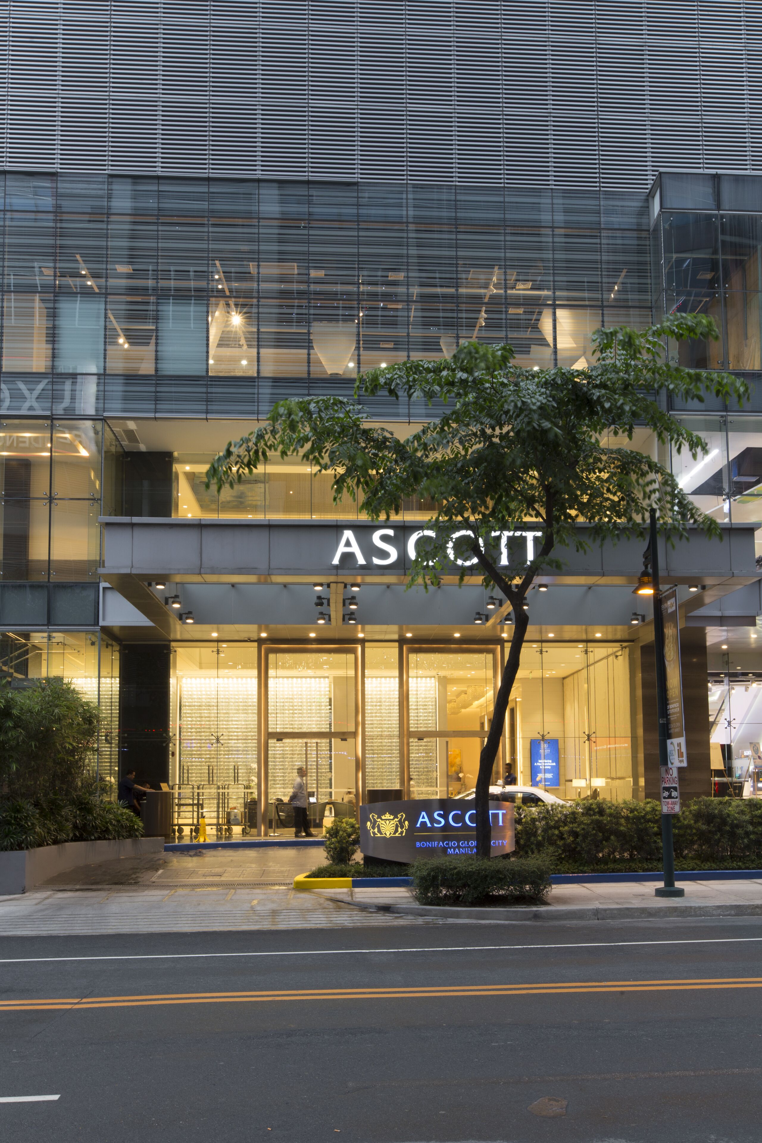 ميني بار وخزنة داخل الغرفة وتجهيزات عازلة للصوت ومكواة/لوح كي