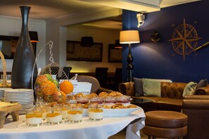 Daily cooked-to-order breakfast (GBP 17.50 per person)