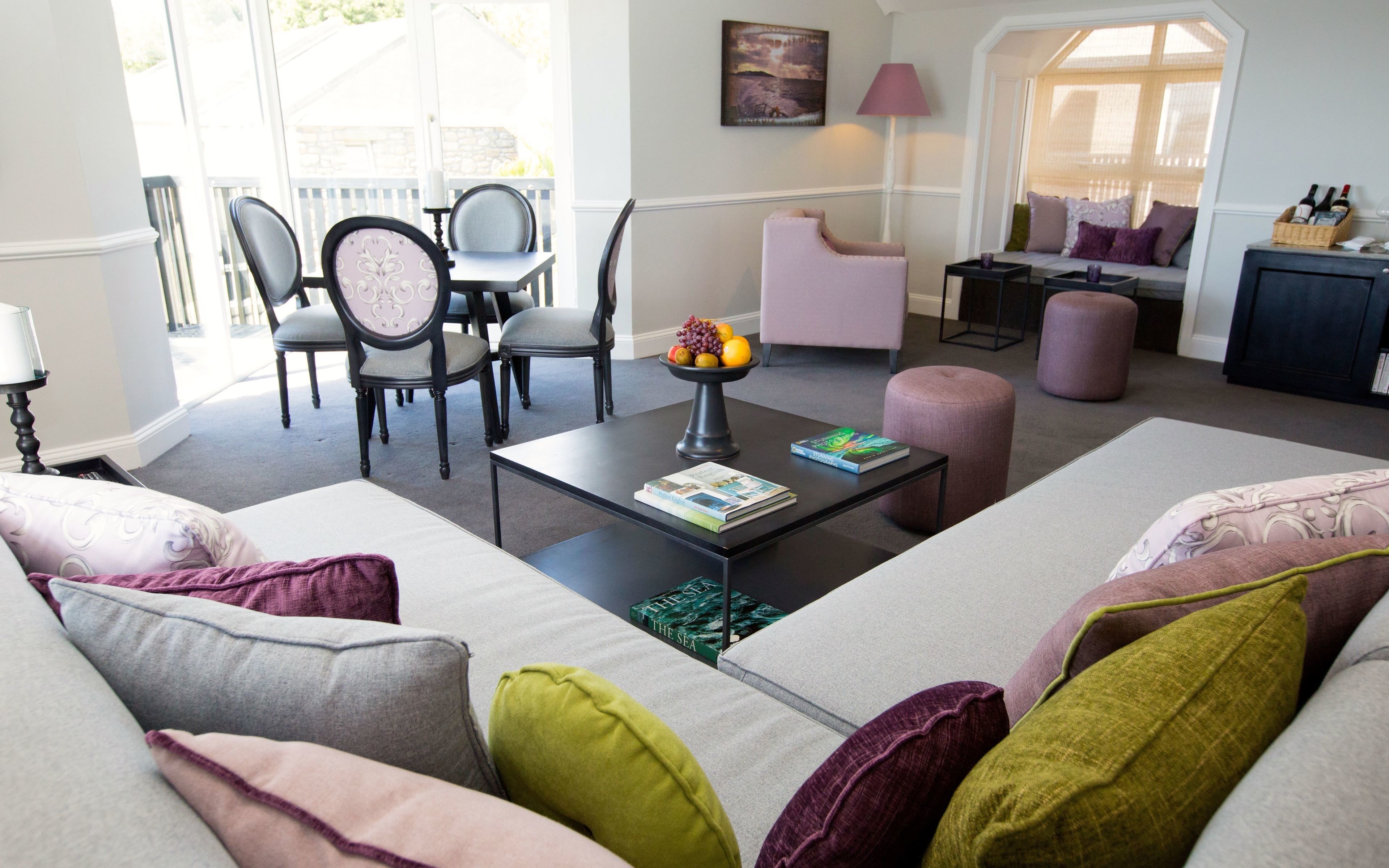 honeymoon suite, ocean view | living area | flat-screen tv