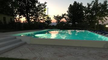 Piscine extérieure (ouverte en saison), chaises longues