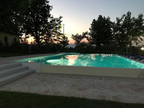 Una piscina al aire libre de temporada (de 09:30 a 19:00), tumbonas