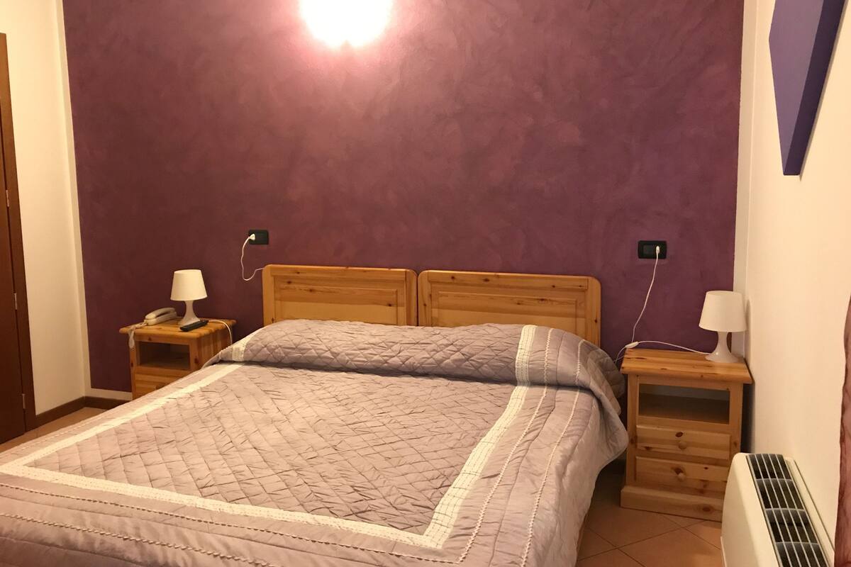 أغطية فراش متميزة وخزنة داخل الغرفة ومكتب وتجهيزات عازلة للصوت