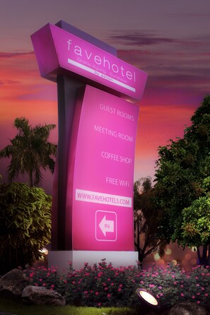 A hotel sign with amenities including guest rooms, meeting room, coffee shop, and free WiFi. - favehotel Graha Agung Surabaya (Surabaya)