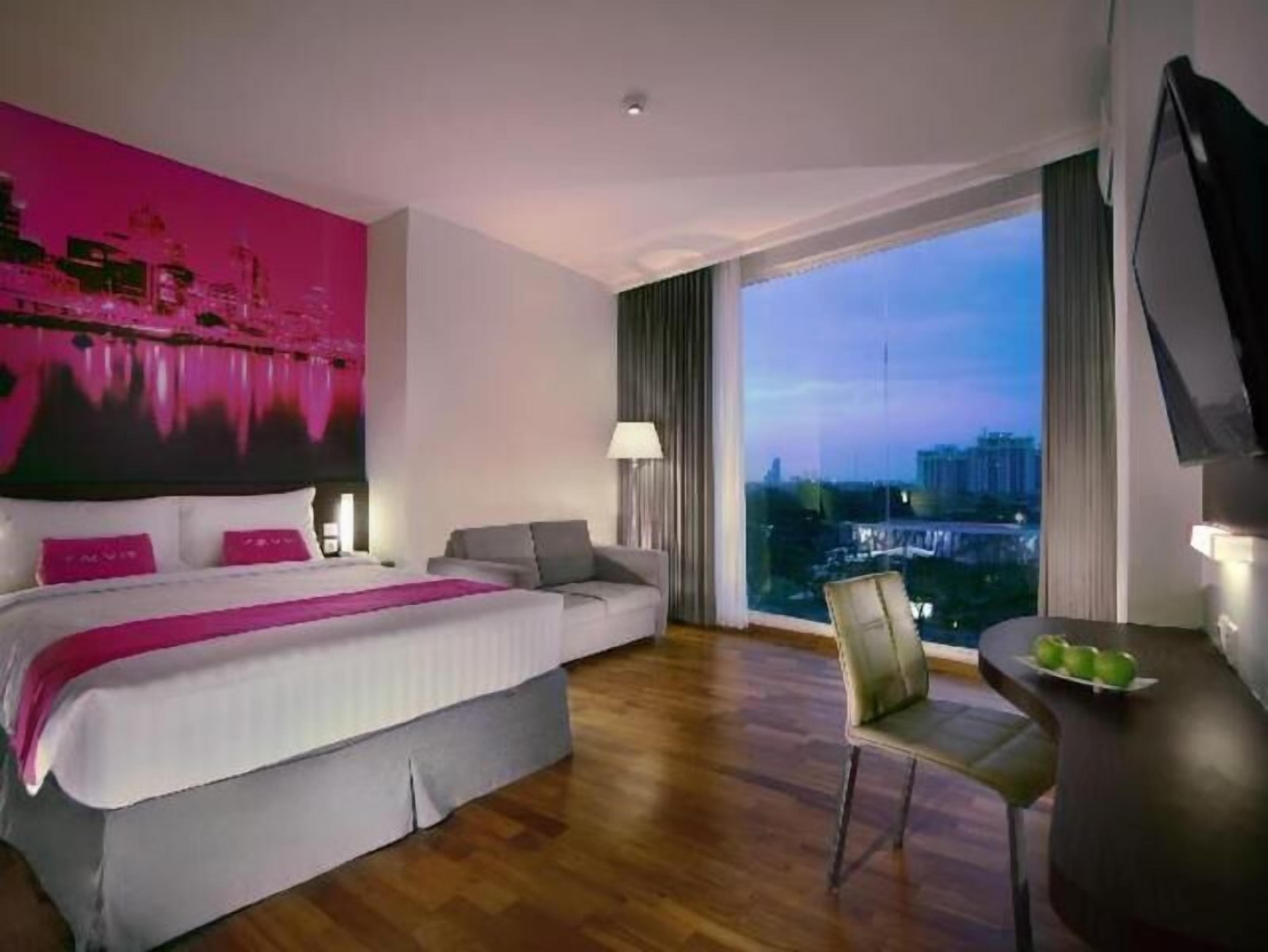 Peralatan tempat tidur premium, peti besi dalam bilik, meja 