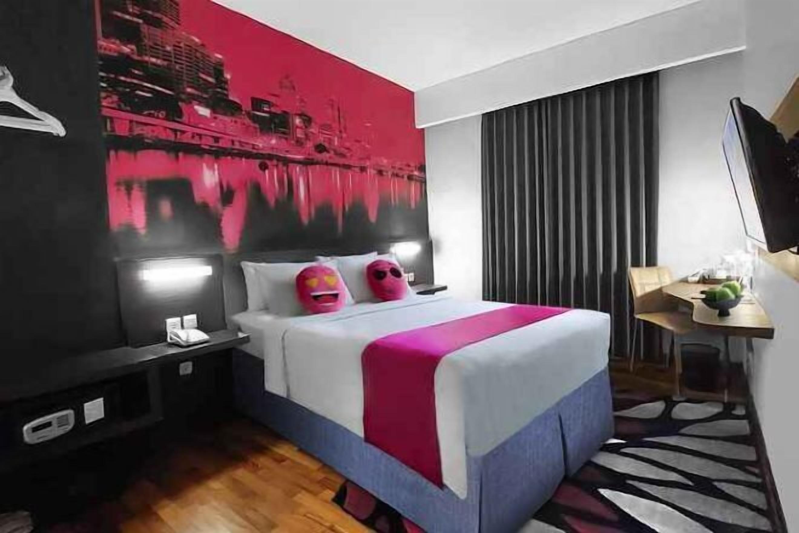 Ropa de cama de alta calidad y caja de seguridad en la habitación 