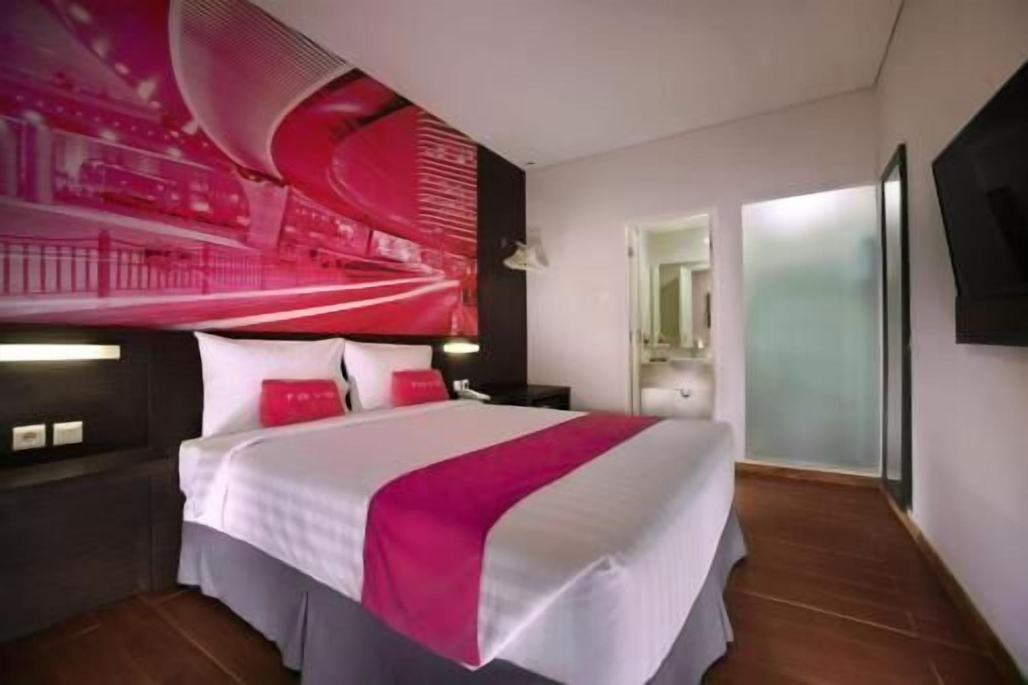 Peralatan tempat tidur premium, peti besi dalam bilik, meja 