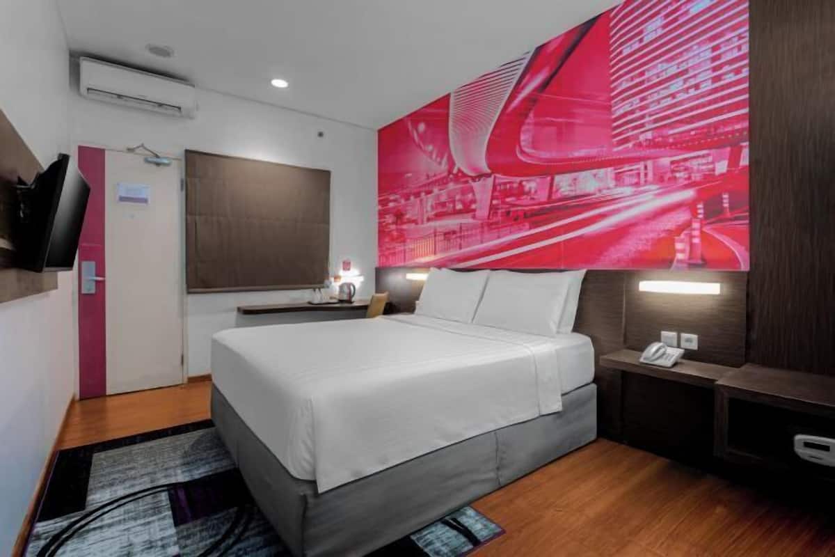 Premium bedding, in-room safe, desk, blackout curtains