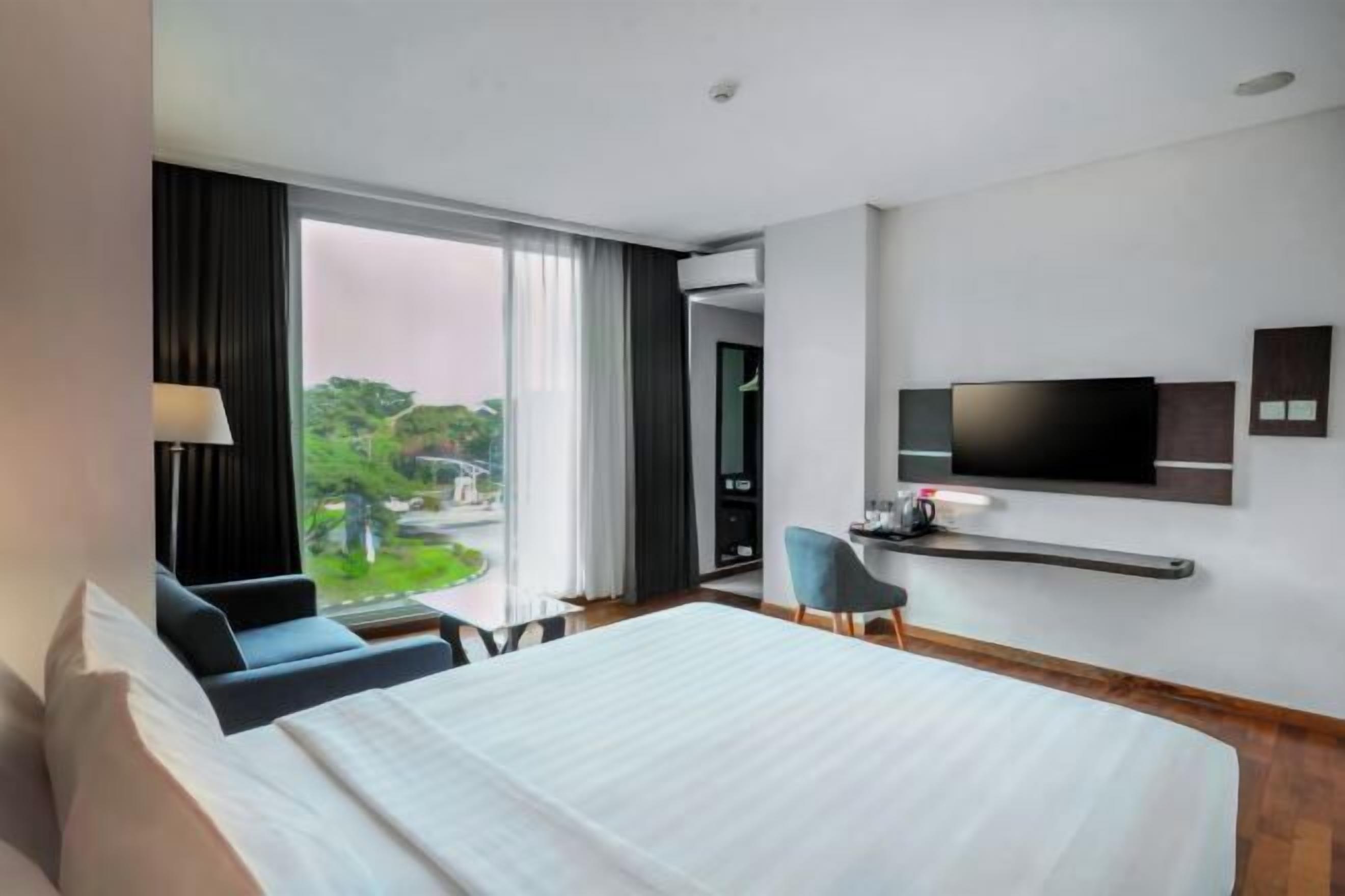 Premium bedding, in-room safe, desk, blackout curtains