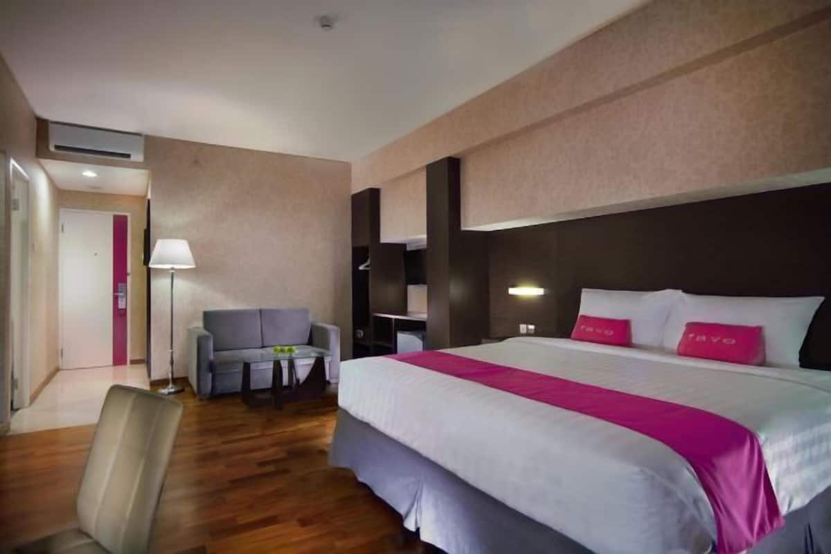 Premium bedding, in-room safe, desk, blackout curtains