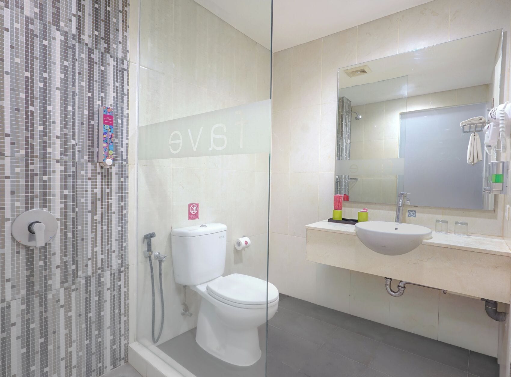 Un baño moderno con inodoro, bidé y lavamanos.