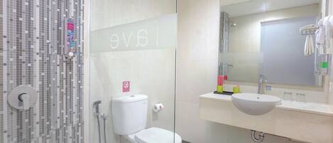 Un baño moderno con inodoro, bidé y lavamanos.