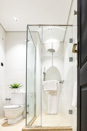 Deluxe Room | Bathroom | Shower, rainfall showerhead, free toiletries, hair dryer - NewCity Hotel & Suites (New Cairo)