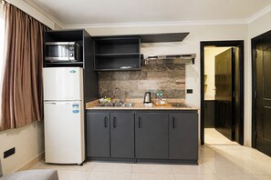 Junior One-Bedroom Suite with Kitchenette (Triple or Quad) | Eget kök | Stort kylskåp, mikrovågsugn och vattenkokare