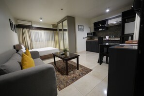 Suite Keluarga, 2 kamar tidur, dapur kecil | Seprai premium, minibar, dan didekorasi berbeda-beda