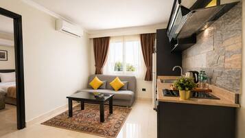 Junior One-Bedroom Suite with Kitchenette | Premium bedding, minibar, individually decorated, individually furnished