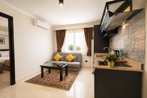 Ropa de cama de alta calidad, minibar y decoración personalizada 