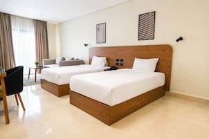 Ropa de cama de alta calidad, minibar y decoración personalizada 