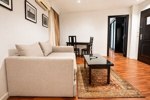 Family Suite, 3 Bedrooms, Kitchenette | Ruang tamu | TV LED 