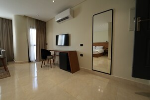 Ropa de cama de alta calidad, minibar y decoración personalizada 