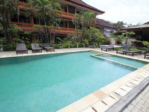 Hồ bơi ngoài trời
