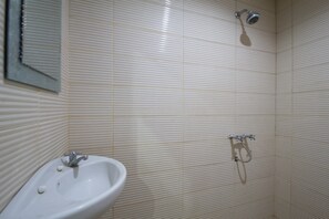 Buồng tắm vòi sen, khăn tắm