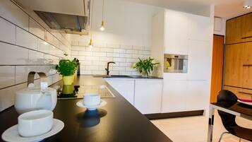 Apartment, 1 Bedroom (Lemon) | Private kitchenette | Fridge, microwave, stovetop
