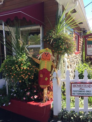 A sign for Homestead Inn stating 'CUSTOMERS ONLY NO TURNAROUNDS'.