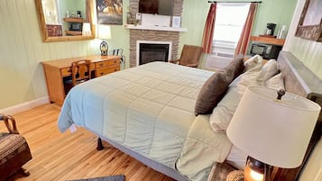 King Deluxe Room with Fireplace & Single Jacuzzi Tub
