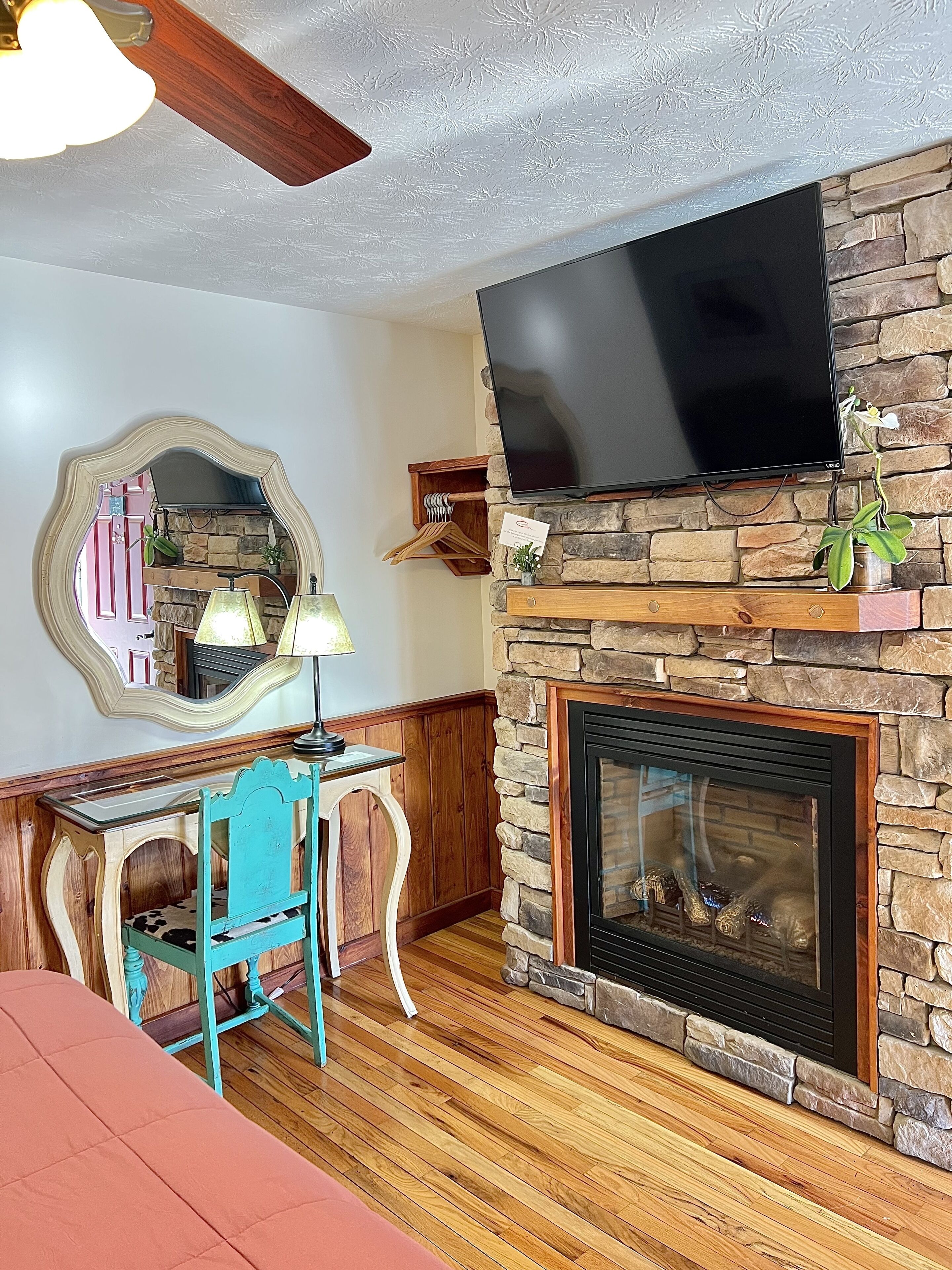 King Deluxe Room with Fireplace &amp; Single Jacuzzi Tub | Individually decorated, free WiFi, bed sheets