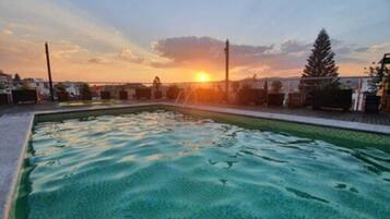 Utendørsbasseng og solsenger