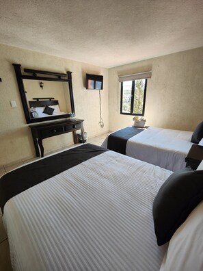 Habitación doble superior, 2 camas matrimoniales, vista a la ciudad | Ropa de cama 