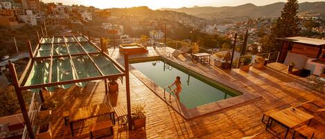 Außenpool, geöffnet von 09:00 Uhr bis 19:00 Uhr, Liegestühle