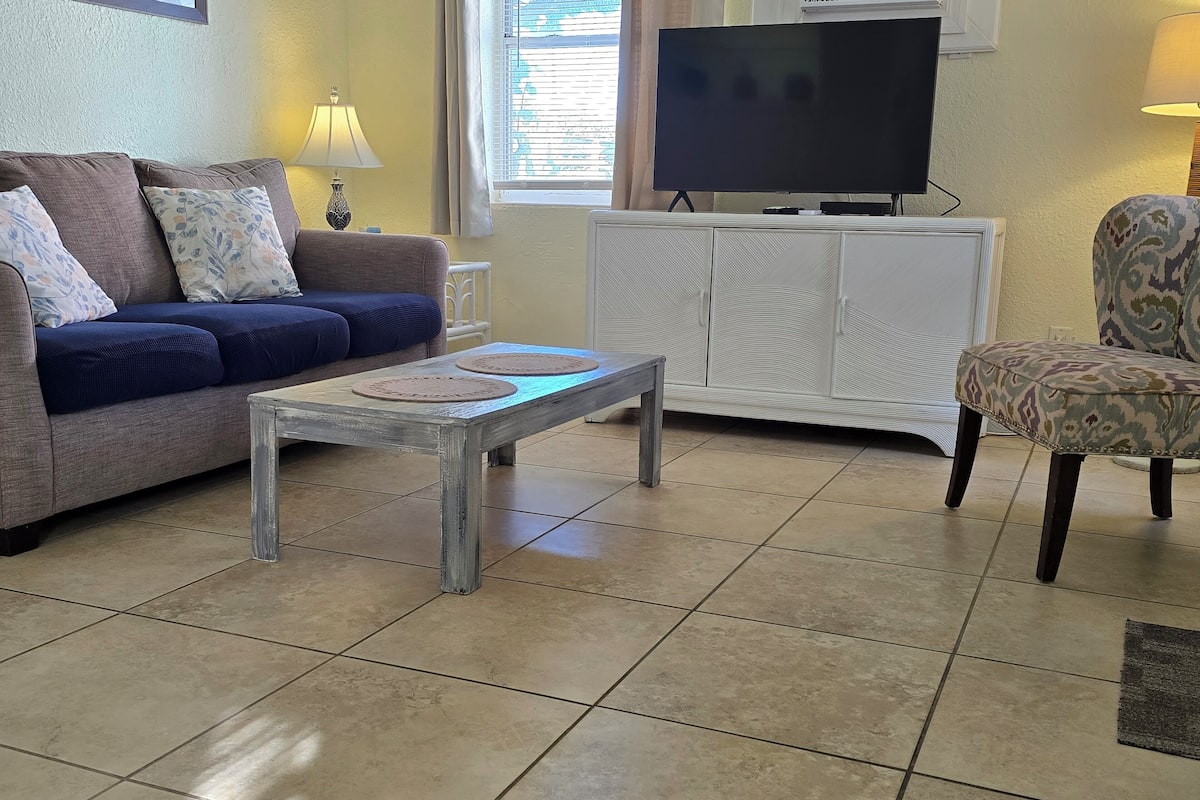 Apartment, 1 Bedroom, Kitchen | Living area | Flat-screen TV