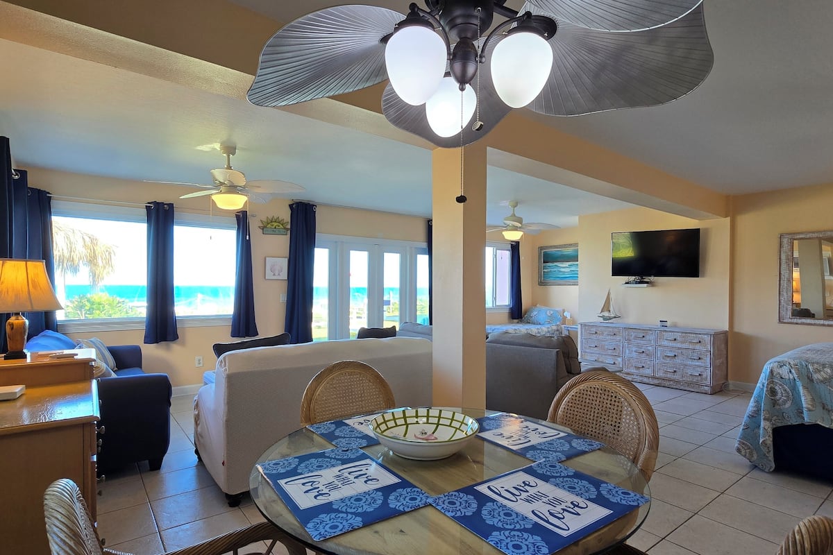 Panoramic Suite, 1 Bedroom, Oceanfront | Dining room