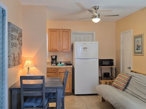 Studio, 1 Queen Bed, Kitchen | Private kitchen | Microwave, coffee/tea maker