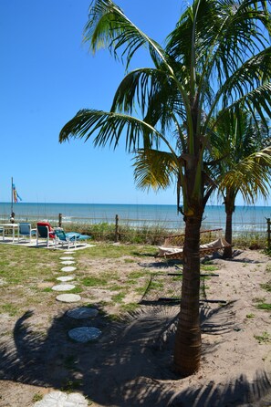 On the beach - Sea Scape Oceanfront Motel (Indialantic)